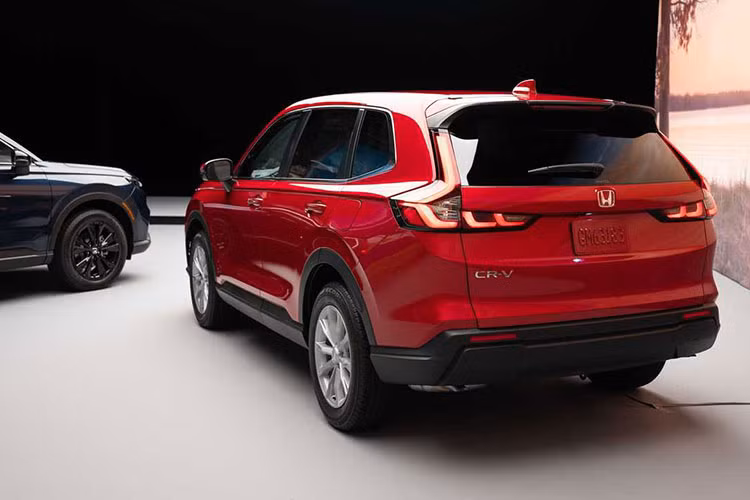 Theo hãng xe Honda cho biết, nền tảng cho CR-V 2023 là kiến trúc toàn cầu nâng cao của Honda. Theo nhà sản xuất, nền tảng mới này sẽ mang đến khả năng vận hành êm ái và có độ ổn định cao hơn.