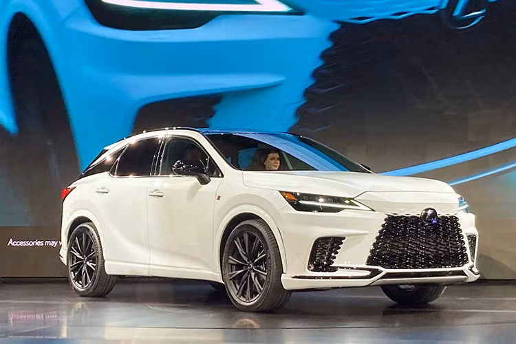 Ở 3 phiên bản Lexus RX 350 Premium, RX 350 Luxury và RX 350 F Sport, xe sẽ dùng động cơ xăng 4 xi-lanh, tăng áp, dung tích 2.4L, sản sinh công suất tối đa 275 mã lực cùng mô-men xoắn cực đại 430 Nm. Động cơ này kết hợp với hộp số tự động 8 cấp và hệ dẫn động cầu trước hoặc 4 bánh.