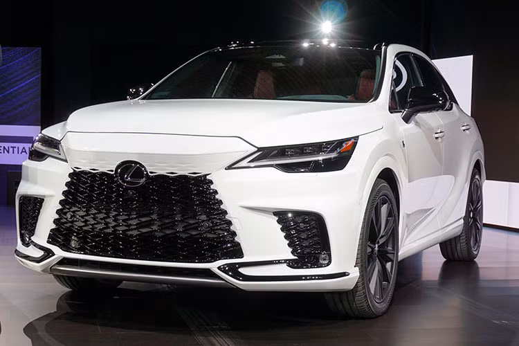 Trong khi đó, bản cao cấp nhất lại được trang bị hệ truyền động hybrid, bao gồm máy xăng tăng áp 2.4L và mô-tơ điện, cho công suất tổng cộng 367 mã lực cùng mô-men xoắn cực đại 542 Nm. Hiện thông tin về trang bị cụ thể của Lexus RX 2023 dành cho thị trường Việt Nam vẫn chưa được hé lộ.