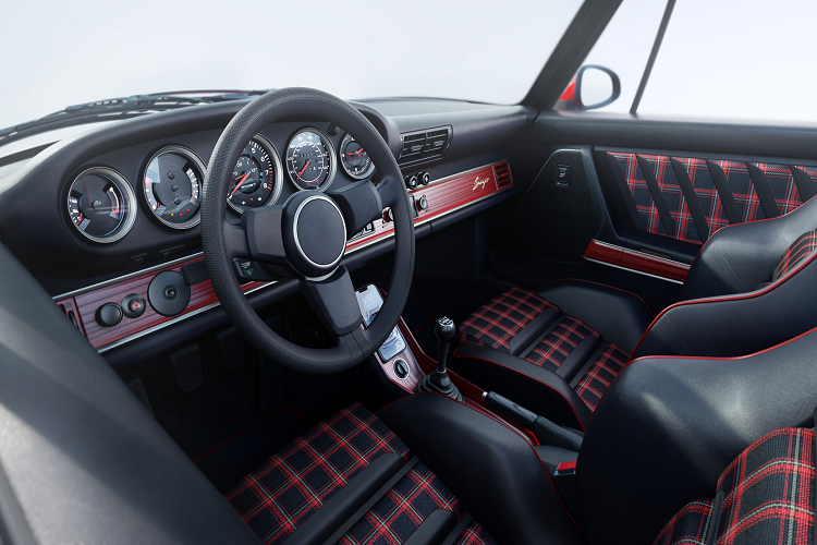 Chiếc xe này được trang bị phần mui xe màu đen xếp gọn gàng bên dưới cốp để lộ nội thất màu đen với họa tiết kẻ sọc đỏ trên tấm cửa và phần bụng ghế.