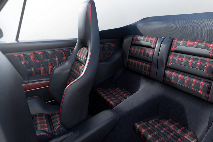 Màu sắc được bổ sung với trang trí gỗ trên bảng điều khiển và bảng điều khiển trung tâm, đồng thời có các tiện nghi hiện đại như sạc điện thoại cảm ứng cho người lái và hành khách.