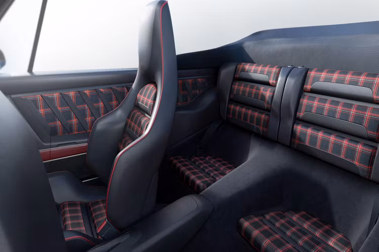 Màu sắc được bổ sung với trang trí gỗ trên bảng điều khiển và bảng điều khiển trung tâm, đồng thời có các tiện nghi hiện đại như sạc điện thoại cảm ứng cho người lái và hành khách.