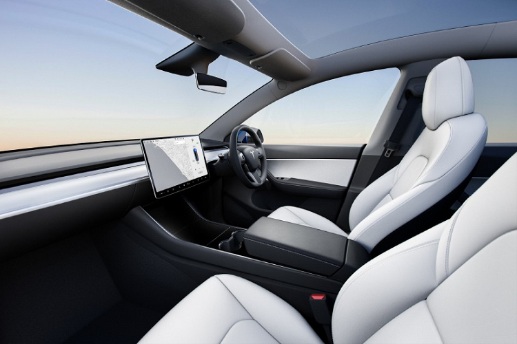 Người lái có thể chỉnh mọi tính năng của xe thông qua màn hình này. Do đó, mẫu ô tô điện này không có các nút bấm cơ học thông thường. Bên cạnh đó là vô lăng 3 chấu với 2 nút để chỉnh phần lớn các chức năng của xe, 2 sạc điện thoại thông minh không dây, bệ tì tay trung tâm dành cho hàng ghế sau, tích hợp hộc đựng cốc và hệ thống âm thanh 14 loa, đi kèm loa trầm cũng như 2 ampli.