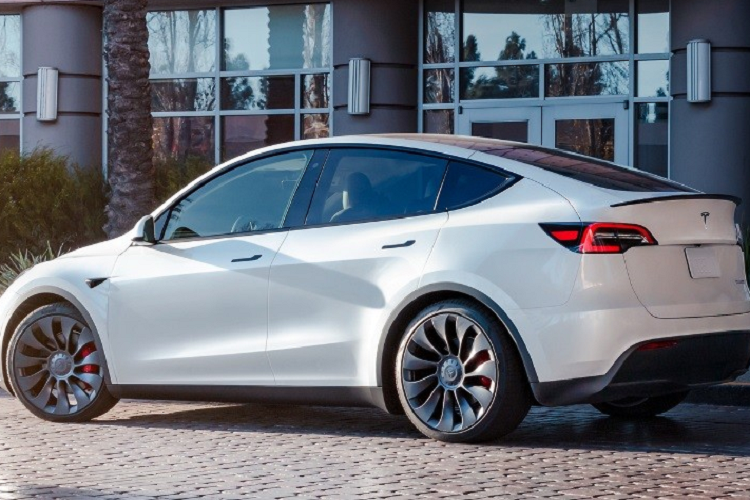 Như vậy, mẫu xe này có giá bán khá tương đồng với VinFast VF8 bản Plus tại Việt Nam (1,309 tỷ đồng nếu thuê pin và 1,639 tỷ đồng kèm cả pin). Model Y là mẫu SUV thuần điện thứ hai của thương hiệu Tesla, sau Model X. So với Model X, Tesla Model Y có kích thước nhỏ hơn và giá bán cũng rẻ hơn, giúp khách hàng dễ tiếp cận hơn.