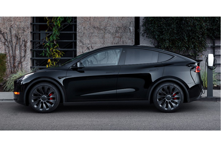 Tương tự người anh em Model 3, Tesla Model Y tại thị trường Thái Lan cũng có 3 phiên bản là RWD, Long Range và Performance. Giá xe Tesla Model Y cho 3 phiên bản là 1,959 triệu Baht (khoảng 1,33 tỷ đồng), 2,259 triệu Baht (1,53 tỷ đồng) và 2,509 triệu Baht (1,7 tỷ đồng).