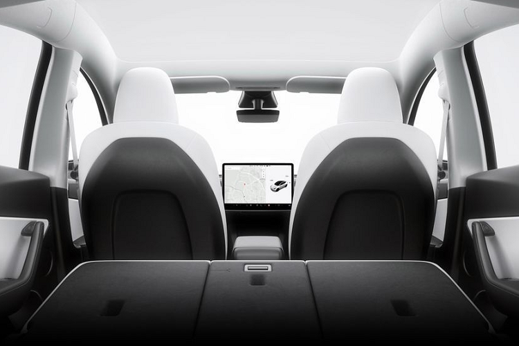 Vì là xe SUV nên Tesla Model Y có khoang hành lý phía sau khá rộng với thể tích 971 lít. Nếu ghế sau gập xuống, con số này sẽ tăng lên 2.158 lít. Ngoài ra, xe còn có thêm ngăn chứa đồ 117 lít bên dưới nắp ca-pô. Bên trong Model Y, hãng Tesla cũng bố trí màn hình cảm ứng trung tâm cỡ lớn với kích thước 15 inch.