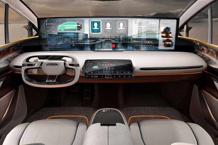 Aehra đưa ra những đề xuất này và nhiều đề xuất khác cho màn hình có thể định cấu hình, nhưng đó không phải là màn hình duy nhất. Xe còn đươc trang bị một màn hình cảm ứng nhỏ hơn được gắn thấp đóng vai trò là trung tâm điều khiển cho các chức năng thông tin giải trí chính và sau đó là vô lăng.