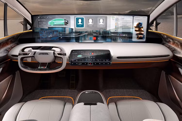 Aehra đưa ra những đề xuất này và nhiều đề xuất khác cho màn hình có thể định cấu hình, nhưng đó không phải là màn hình duy nhất. Xe còn đươc trang bị một màn hình cảm ứng nhỏ hơn được gắn thấp đóng vai trò là trung tâm điều khiển cho các chức năng thông tin giải trí chính và sau đó là vô lăng.