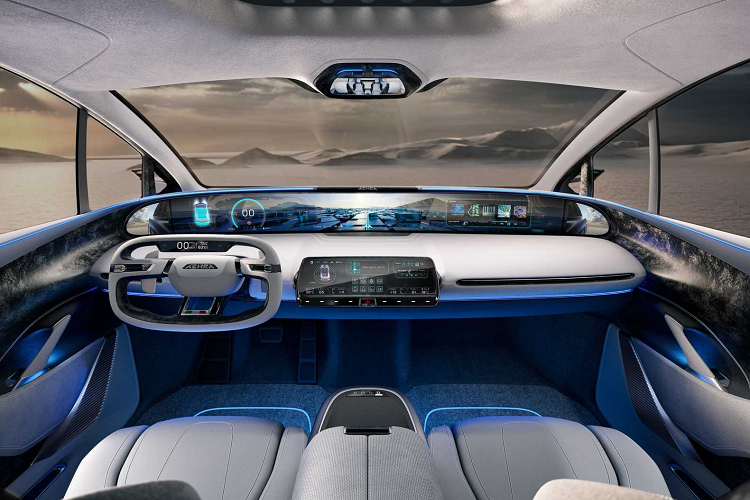 Vô lăng của chiếc xe này có thiết kế khá giống với những chiếc máy bay, hay thậm chí là thiết kế trên xe Tesla. Ngoài ra, thiết kế này sẽ nhường chỗ cho một màn hình nhỏ khác ở vành bánh xe phía trên, hiển thị thông tin cơ bản về xe như tốc độ và phạm vi hoạt động.