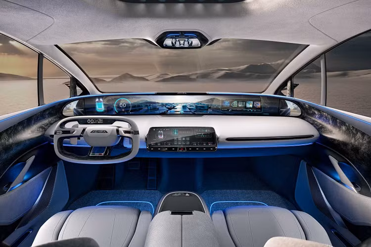 Vô lăng của chiếc xe này có thiết kế khá giống với những chiếc máy bay, hay thậm chí là thiết kế trên xe Tesla. Ngoài ra, thiết kế này sẽ nhường chỗ cho một màn hình nhỏ khác ở vành bánh xe phía trên, hiển thị thông tin cơ bản về xe như tốc độ và phạm vi hoạt động.