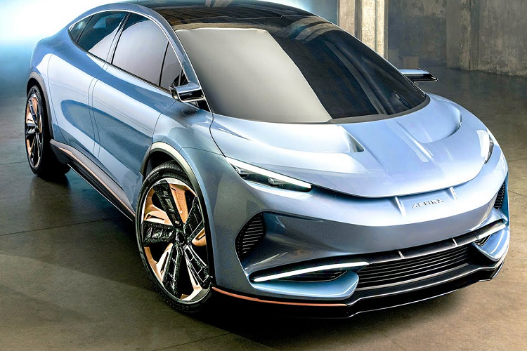 Người lái và hành khách tận hưởng nhiều chỗ để chân hơn nhờ chiều dài cơ sở dài với phần nhô ra ngắn của chiếc SUV. Xe còn được trang bị bậc điện cho phép sàn phẳng hoàn toàn, giúp hành khách ngồi phía sau có thể ngả và duỗi chân trong những hành trình dài.