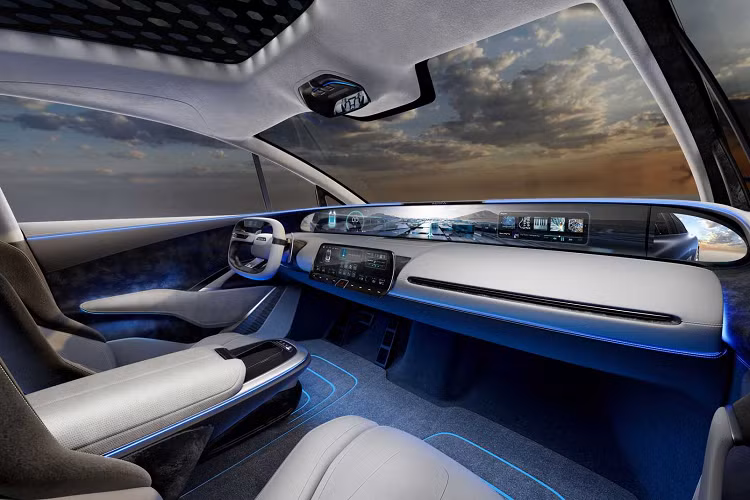 Nội thất của Aehra SUV được trang bị phần màn hình mở rộng này có hai mục đích và có hai cài đặt. Khi lái xe, màn hình này hầu như được thu vào trong bảng điều khiển, chỉ để lại phần trên cùng có thể nhìn thấy với các công cụ kỹ thuật số và thông tin điều hướng có thể nhìn thấy.