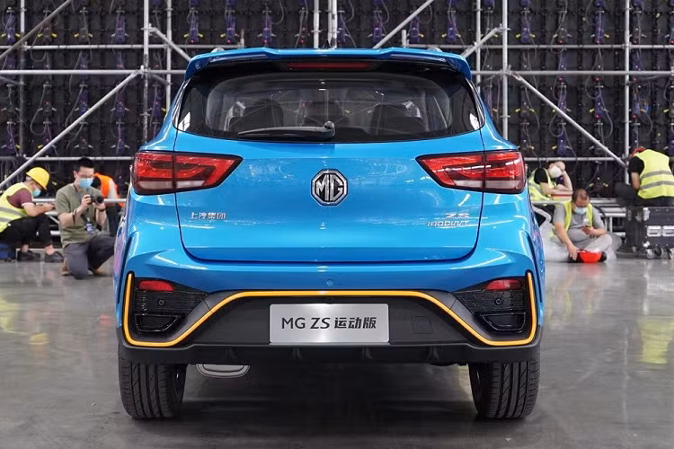 Về ngoại hình, chiếc MG ZS Sports 2022 thể thao mới này được sơn màu xanh dương và đi kèm logo "1.000.000" trên cột C. Xe sở hữu thiết kế ngoại thất thể thao hơn bản thường.