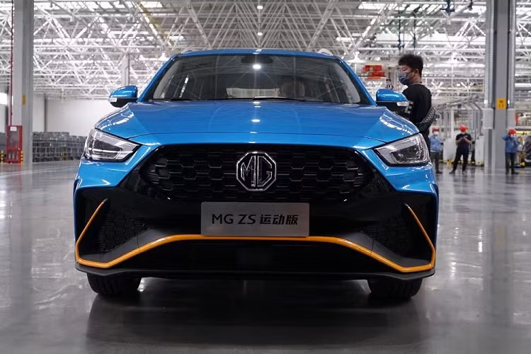 Thay đổi tiếp theo của MG ZS Sports mới là bộ vành hợp kim 19 inch mới với thiết kế đa chấu và sơn màu đen. Đằng sau, xe được trang bị cánh gió mui và cản sau mới. Trên cản sau cũng có nẹp màu cam giống ở cản trước và bao quanh hốc gió giả ở hai góc đuôi xe. Trong khi đó, những khu vực còn lại của MG ZS Sports 2022 như lưới tản nhiệt, đèn pha và đèn hậu không thay đổi thiết kế.