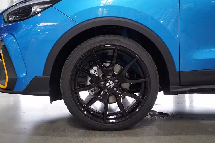 Bên trong xe, MG ZS Sports 2022 được trang bị nội thất bọc da màu đen với chỉ khâu màu xanh tương phản. Trong khi đó, trang bị của xe không có gì khác biệt so với bản thường. Cụ thể, xe đi kèm vô lăng tích hợp phím chức năng và màn hình thông tin giải trí 10 inch, nằm độc lập trên mặt táp-lô. Hệ thống thông tin giải trí của xe hỗ trợ tính năng ra lệnh bằng giọng nói dạng trợ lý ảo Venus.