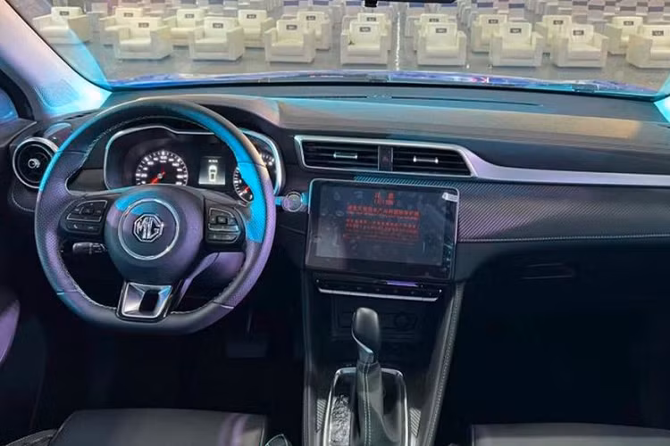 Tại thị trường Trung Quốc, giá xe MG ZS Sports 2022 có mức khởi điểm từ 99.800 Nhân dân tệ (khoảng 349 triệu đồng). Trong khi đó, 3 phiên bản còn lại của MG ZS 2022 có giá dao động từ 85.800 - 95.800 Nhân dân tệ (300 - 335 triệu đồng).