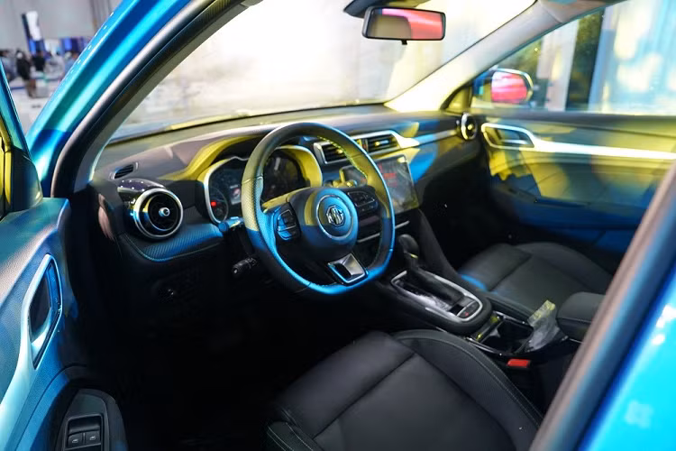 "Trái tim" của MG ZS Sports 2022 là khối động cơ xăng 4 xi-lanh, hút khí tự nhiên, dung tích 1.5L như bản thường. Động cơ này tạo ra công suất tối đa 120 mã lực và mô-men xoắn cực đại 150 Nm. Động cơ kết hợp với hộp số biến thiên vô cấp CVT.