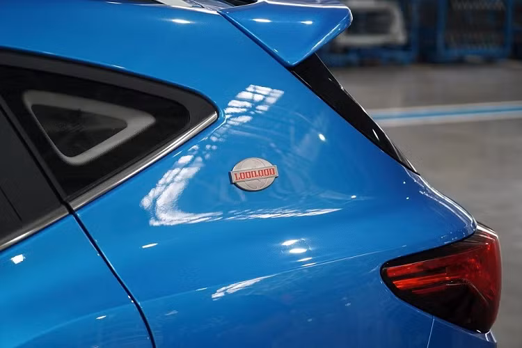 Theo đó, xe được bổ sung cản trước góc cạnh và sắc sảo hơn. Trên cản trước còn có khe gió giả mới với kích thước lớn ở hai góc. Riêng hốc gió trung tâm được bao quanh bằng nẹp màu cam tương phản, uốn cong ở hai đầu và kéo dài lên trên, gợi liên tưởng đến cặp ngà voi.