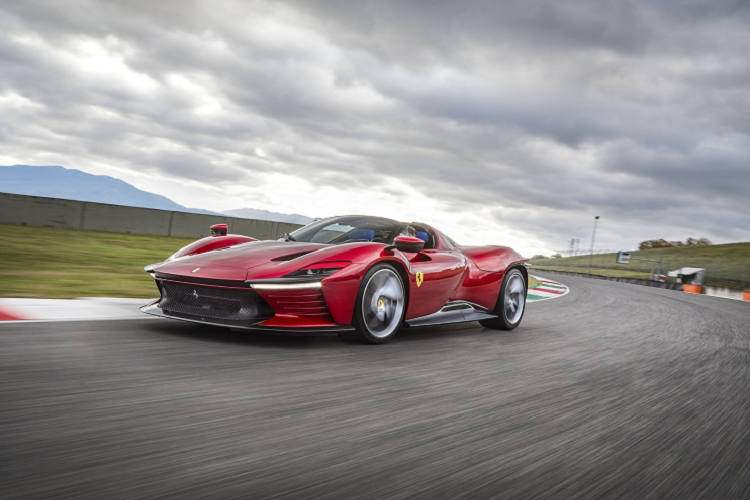 Tại sự kiện công bố các giải thưởng Red Dot Award: Product Design dành cho những thiết kế xe xuất sắc nhất, Ferrari gây ấn tượng mạnh khi giành được bốn giải thưởng cao quý. Cụ thể, chiếc Ferrari Daytona SP3 mới đã nhận danh hiệu Red Dot: Best of the Best về thiết kế đẹp nhất; còn 812 Competizione, 812 Competizione A và 296 GTB cũng được tôn vinh với các giải thưởng Red Dot khác.