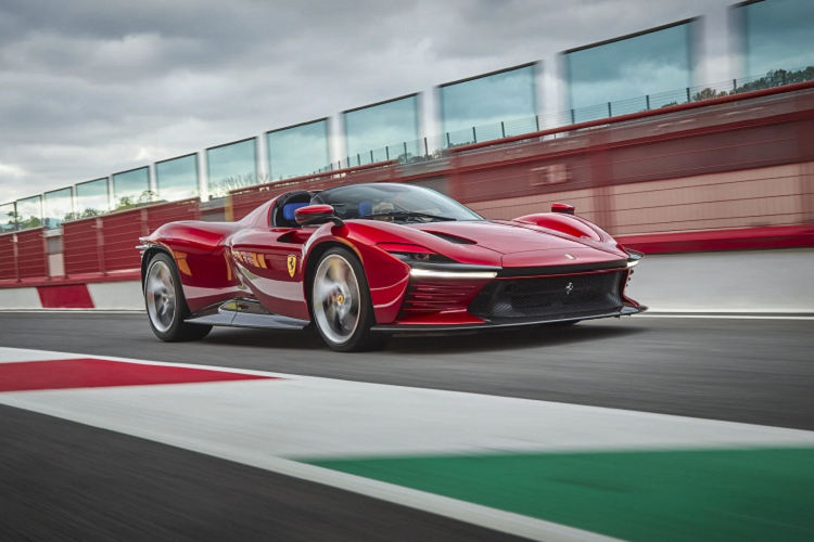 Sức mạnh được truyền tới cầu sau thông qua hộp số 7 cấp ly hợp kép F1 nhanh hơn với sự hỗ trợ của bộ vi sai hạn chế trượt. Nhờ đó, Ferrari Daytona SP3 hoàn toàn mới có khả năng tăng tốc 0-100 km/h trong 2,85 giây và từ 0-200 km/h trong 7,4 giây, trong khi tốc độ tối đa đạt đến 340 km/h.