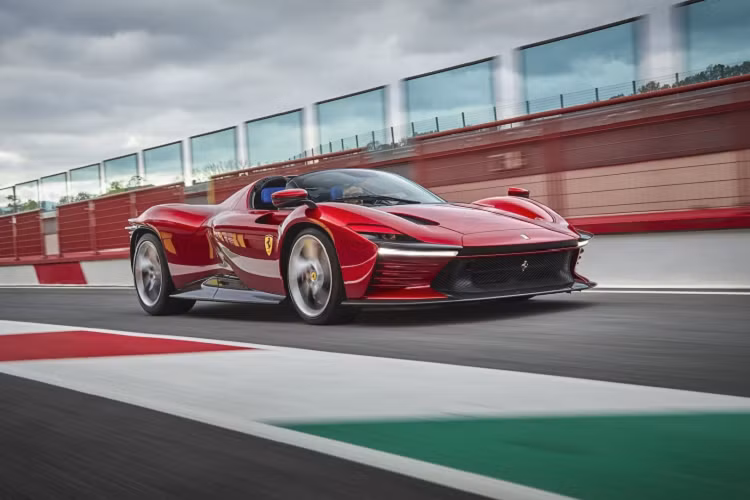 Sức mạnh được truyền tới cầu sau thông qua hộp số 7 cấp ly hợp kép F1 nhanh hơn với sự hỗ trợ của bộ vi sai hạn chế trượt. Nhờ đó, Ferrari Daytona SP3 hoàn toàn mới có khả năng tăng tốc 0-100 km/h trong 2,85 giây và từ 0-200 km/h trong 7,4 giây, trong khi tốc độ tối đa đạt đến 340 km/h.