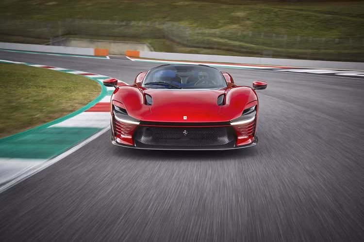 Từ năm 2015 đến năm 2022, Ferrari đã giành được tổng cộng 23 giải thưởng Red Dot. Đây là một kỷ lục mà chưa từng có nhà sản xuất ô tô nào khác đạt tới trong lịch sử 68 năm của giải thưởng này. Trong vòng 8 năm trở lại đây, hội đồng đánh giá đã trao cho Ferrari giải thưởng Red Dot: Best of The Best danh giá nhất không dưới 7 lần. Năm nay, Ferrari Daytona SP3 sẽ tiếp bước các mẫu xe FXX-K, 488 GTB, J50, Portofino, Monza SP1 và SF90 Stradale. 