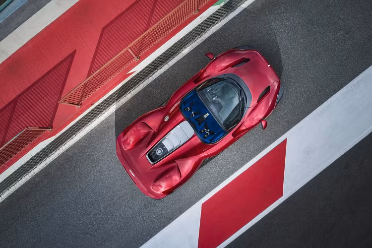 Ferrari Daytona SP3 sử dụng động cơ V12 6.5 lít hút khí tự nhiên, đặt giữa phía sau (tên mã F140HC) được nâng cấp dựa trên động cơ tương tự của 812 Competizione. Dù không có hỗ trợ điện, động cơ này vẫn là khối máy hút khí tự nhiên mạnh mẽ nhất Ferrari từng chế tạo. Công suất lên đến 829 mã lực tại 9.250 vòng/phút và mô-men xoắn 697 Nm tại 7.250 vòng/phút. Vòng tua có thể đạt tốc độ tối đa 9.500 vòng/phút.