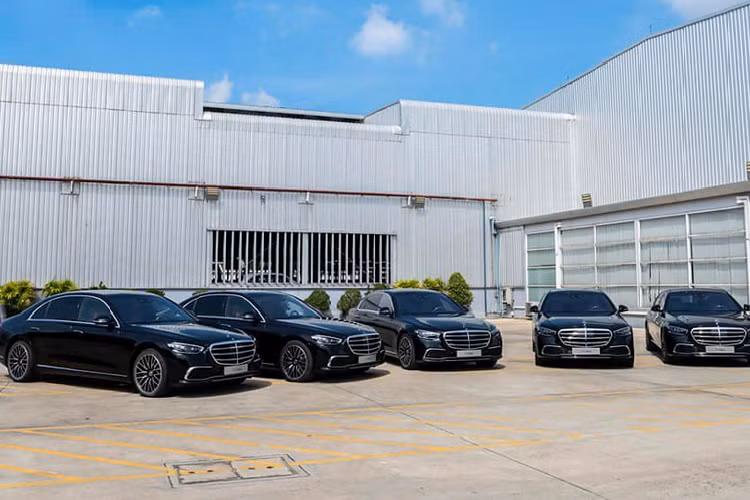 Khác với Việt Nam, nhà máy Mercedes-Benz Thái Lan hiện tại đang lắp các dòng xe cao cấp của thương hiệu. Trước đó, dòng Mercedes-Benz GLE thế hệ mới bản máy dầu GLE 300 d 4MATIC AMG Dynamic đã được Mercedes-Benz Thái Lan lắp ráp để cung cấp cho thị trường Thái Lan với giá bán 5,19 triệu bath (khoảng 3,8 tỷ đồng). Mới đây Mercedes-Benz S-Class 2022 lắp ráp Thái Lan đã xuất xưởng, xe thuộc phiên bản S450 4MATIC Long Wheelbase.