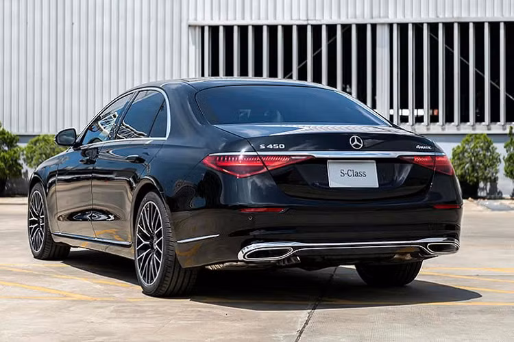 Về nội thất, cabin phiên bản S450 4MATIC Long Wheelbase “Made in ThaiLand” được trang bị nhiều công nghệ hiện đại như ghế da Nappa và ốp gỗ trang trí. Bảng đồng hồ hỗ trợ lái sử dụng màn hình kỹ thuật số 12,3 inch có 4 phong cách khác nhau (Discreet, Sporty, Exclusive, Classic) và 3 chế độ sử dụng (Navigation, Assistance, Service).