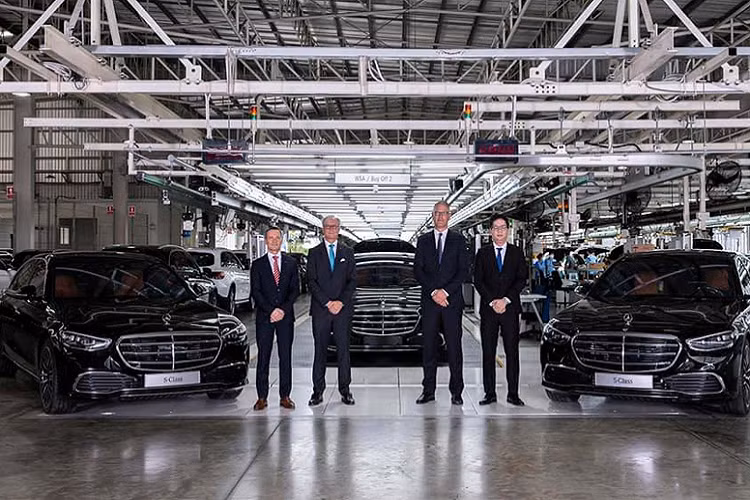 Sắp tới, Mercedes-Benz S-Class 2022 thế hệ mới “Made in Thailand” có thể được nhập về thị trường Việt Nam hứa hẹn giá bán sẽ “hạ nhiệt” so với bản nhập Đức hiện tại bao gồm S 450 2022 Tiêu Chuẩn và S 450 Luxury 2022 đang có giá bán lần lượt 5,199 tỷ đồng và 5,749 tỷ đồng.