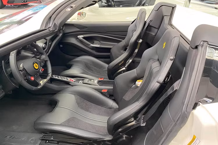 So với lúc mới về nước, Ferrari F8 Spider của Đặng Lê Nguyên Vũ có 2 chi tiết mới đó là phần "áo giáp" mới bảo vệ màu sơn của xe cũng như chữ UN được dán bên hông cửa xe, đây chính là cách nhận biết các xe ôtô đang thuộc sở hữu của ông Đặng Lê Nguyên Vũ.