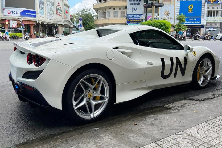Sức mạnh động cơ được truyền đến bánh sau của xe thông qua hộp số tự động ly hợp kép 7 cấp, nhờ đó Ferrari F8 Spider của ông Đặng Lê Nguyên Vũ có thể tăng tốc lên 100 km/h từ vị trí xuất phát trong thời gian chỉ 2,9 giây, trước khi đạt vận tốc tối đa 325 km/h khi mở mui. Nếu muốn đạt vận tốc 340 km/h, khách hàng cần đóng mui Ferrari F8 Spider lại.