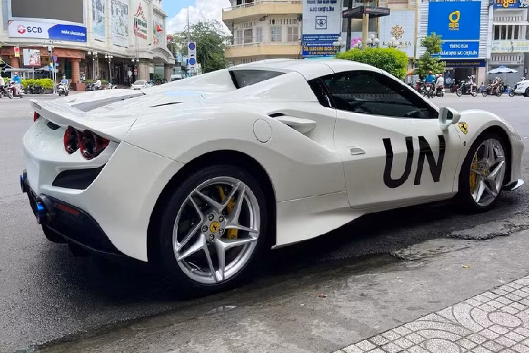 Sức mạnh động cơ được truyền đến bánh sau của xe thông qua hộp số tự động ly hợp kép 7 cấp, nhờ đó Ferrari F8 Spider của ông Đặng Lê Nguyên Vũ có thể tăng tốc lên 100 km/h từ vị trí xuất phát trong thời gian chỉ 2,9 giây, trước khi đạt vận tốc tối đa 325 km/h khi mở mui. Nếu muốn đạt vận tốc 340 km/h, khách hàng cần đóng mui Ferrari F8 Spider lại.