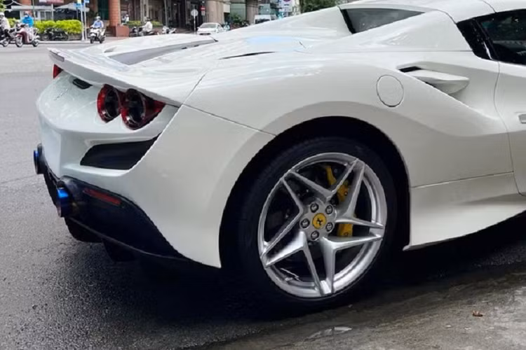 Như vậy, sau nhiều tháng dạo chơi showroom siêu xe quen thuộc của mình và từng vài lần "hỏi cưới" chiếc F8 Spider này, cuối cùng ông Đặng Lê Nguyên Vũ cũng đã chốt đơn chiếc siêu xe Ferrari F8 Spider màu trắng duy nhất tại dải đấy hình chữ S.