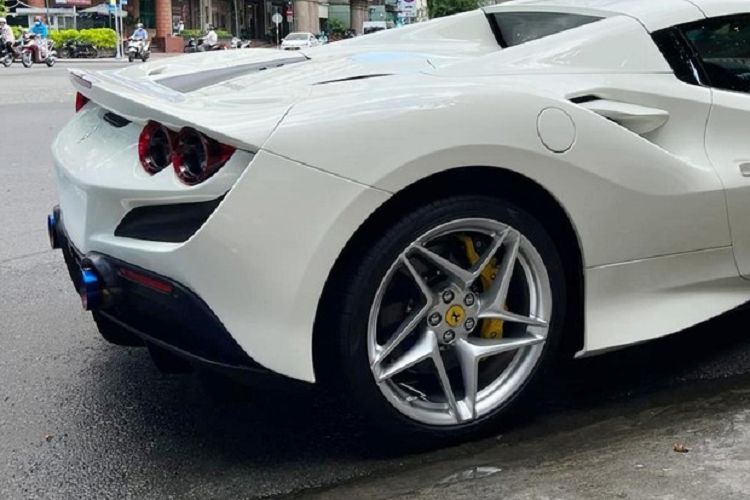 Như vậy, sau nhiều tháng dạo chơi showroom siêu xe quen thuộc của mình và từng vài lần "hỏi cưới" chiếc F8 Spider này, cuối cùng ông Đặng Lê Nguyên Vũ cũng đã chốt đơn chiếc siêu xe Ferrari F8 Spider màu trắng duy nhất tại dải đấy hình chữ S.