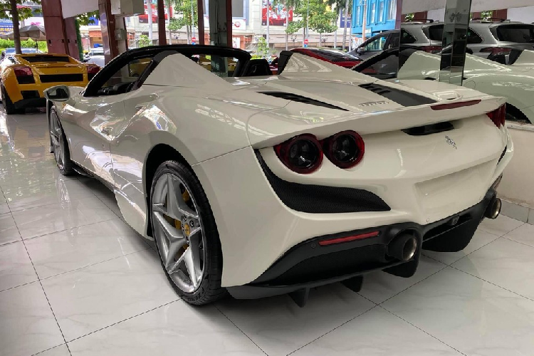 "Trái tim" trên siêu xe mui trần của Ferrari F8 Tributo vẫn là khối động cơ V8, tăng áp kép, dung tích 3.9 lít quen thuộc trên Ferrari 488 GTB nhưng nay đã tạo ra công suất tối đa 711 mã lực và mô-men cực đại 770 Nm tương đương với Ferrari 488 Pista Spider.