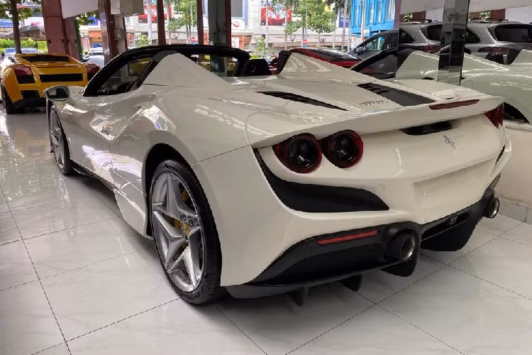 "Trái tim" trên siêu xe mui trần của Ferrari F8 Tributo vẫn là khối động cơ V8, tăng áp kép, dung tích 3.9 lít quen thuộc trên Ferrari 488 GTB nhưng nay đã tạo ra công suất tối đa 711 mã lực và mô-men cực đại 770 Nm tương đương với Ferrari 488 Pista Spider.