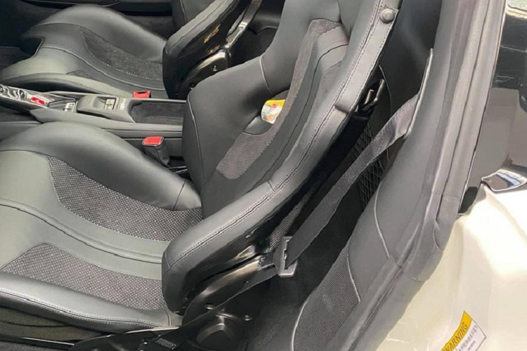 Mức giá xe Ferrari F8 Spider của ông Đặng Lê Nguyên Vũ vẫn là một ẩn số. Tuy nhiên giá xe Ferrari F8 Spider trong nước dành cho các chủ nhân chơi biển trắng phải trên 25 tỷ đồng. Hiện tại, Ferrari F8 Spider đã bị tạm dừng sản xuất nên đang khan hiếm hàng và giá bán tại nước ngoài đã tăng thêm 5 tỷ đồng, lên mức trên 10,5 tỷ đồng.