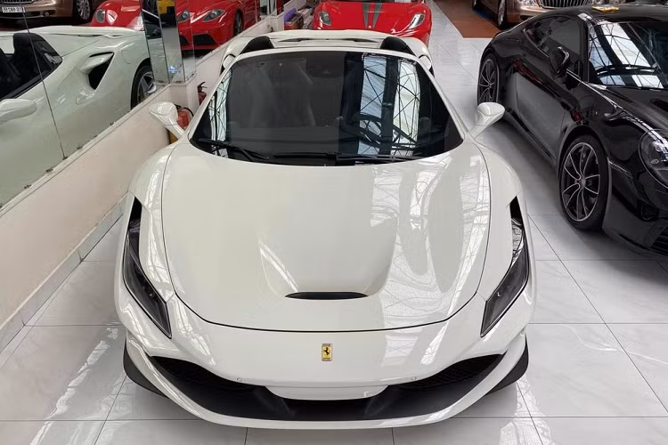 Mới đây, giới mê xe vô tình bắt gặp chiếc Ferrari F8 Spider màu trắng duy nhất tại Việt Nam được mang ra đường tắm nắng và chuyện không có gì đáng bàn nếu bên hông cửa xe không xuất hiện chi tiết mới. Cụ thể, chữ UN xuất hiện bên cửa xe của Ferrari F8 Spider này khiến giới mê xe bất ngờ vì chắc chắn nó được ông Đặng Lê Nguyên Vũ chốt đơn.