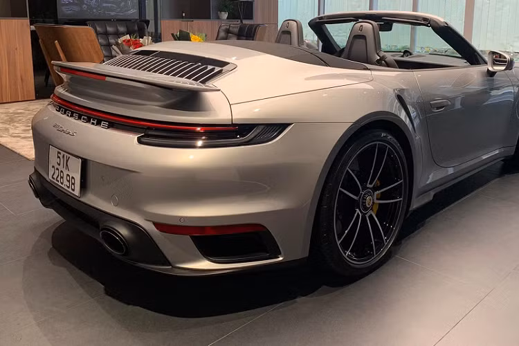 Porsche 911 Turbo S Cabriolet đời 992 đầu tiên về Việt Nam khá kín tiếng của đại gia Đặng Lê Nguyên Vũ được trang bị khối động cơ 6 xy-lanh, dung tích 3.8 lít, tăng áp kép, sản sinh công suất tối đa 641 mã lực, tăng 60 mã lực so với phiên bản tiền nhiệm và mô-men xoắn cực đại 800 Nm, tăng thêm 50 Nm.