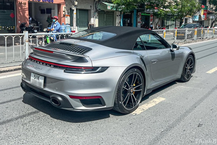 Tin tức chúng tôi tìm hiểu có được, chiếc xe thể thao mui trần Porsche 911 Turbo S Cabriolet thế hệ 992 mới bị bắt gặp xuất hiện tại Việt Nam, cụ thể là lăn bánh trên con đường Nguyễn Tất Thành, quận 4, Tp.HCM thuộc sở hữu của 1 doanh nhân rất quen thuộc trong giới siêu xe cũng như các đại gia sở hữu xe Porsche.