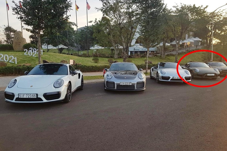 Mới đây nhất, trên một trang chuyên về xe Porsche tại Sài thành đã chia sẻ hình ảnh một chiếc Porsche 911 Turbo S Cabriolet mui trần thế hệ 992 đã thu hút không ít sự quan tâm của cộng đồng mạng cũng như các tay chơi xe khác. Quá trình mang chiếc xe này về nước khá kín tiếng và nhiều người tò mò muốn biết chủ nhân là ai khi chọn hẳn phiên bản mui trần đẳng cấp nhất của dòng xe Porsche 911 để chơi cũng như sưu tập.