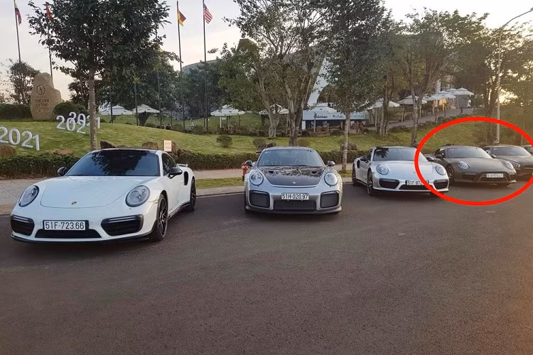 Mới đây nhất, trên một trang chuyên về xe Porsche tại Sài thành đã chia sẻ hình ảnh một chiếc Porsche 911 Turbo S Cabriolet mui trần thế hệ 992 đã thu hút không ít sự quan tâm của cộng đồng mạng cũng như các tay chơi xe khác. Quá trình mang chiếc xe này về nước khá kín tiếng và nhiều người tò mò muốn biết chủ nhân là ai khi chọn hẳn phiên bản mui trần đẳng cấp nhất của dòng xe Porsche 911 để chơi cũng như sưu tập.
