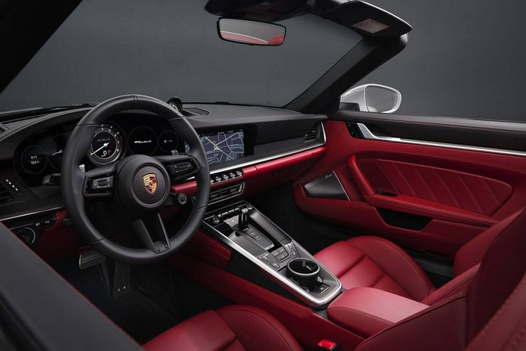 Chiếc xe thể thao mui trần Porsche 911 Turbo S Cabriolet thế hệ 992 mới bị bắt gặp xuất hiện tại Việt Nam thuộc sở hữu của ông Đặng Lê Nguyên Vũ có ngoại thất màu xám, đúng tông màu yêu thích của đai gia ngành cà phê hay dán đề-can cho không ít siêu xe của mình. 