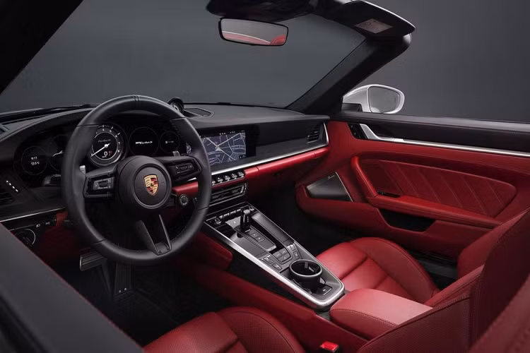 Chiếc xe thể thao mui trần Porsche 911 Turbo S Cabriolet thế hệ 992 mới bị bắt gặp xuất hiện tại Việt Nam thuộc sở hữu của ông Đặng Lê Nguyên Vũ có ngoại thất màu xám, đúng tông màu yêu thích của đai gia ngành cà phê hay dán đề-can cho không ít siêu xe của mình. 