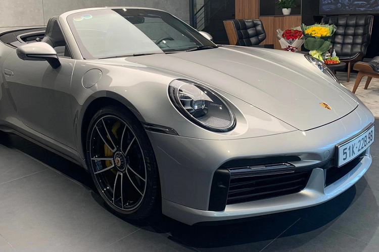 So với chiếc xe thể thao Porsche 911 Turbo S của Đặng Lê Nguyên Vũ từng mua lại từ 1 tay bán siêu xe, phiên bản thế hệ mới của Porsche 911 Turbo S Cabriolet có ngoại thất thể thao hơn, xe được trang bị đèn pha LED mới, cản va trước hầm hố, la-zăng 5 chấu kép độc quyền của dòng xe Porsche 911 Turbo S Cabriolet 992.