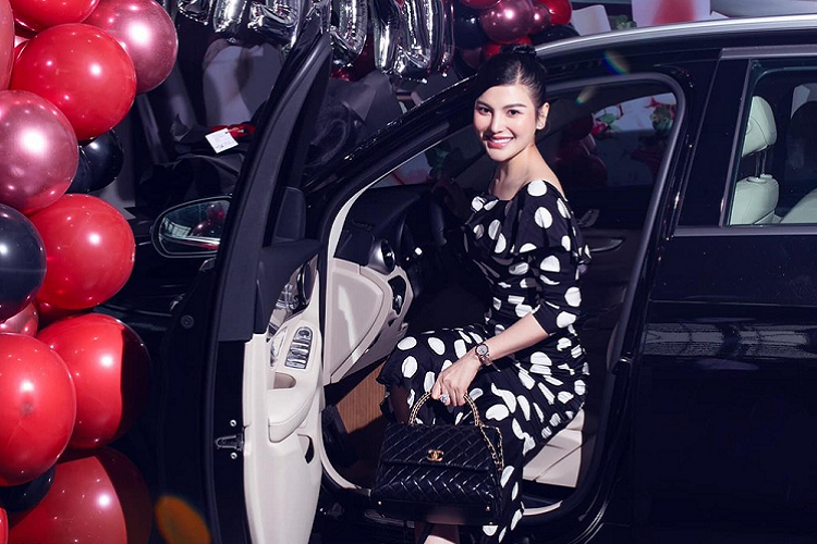 Nữ ca sĩ Lily Chen vẫn chọn màu đen làm bộ áo chính cho chiếc xe Mercedes-Benz GLC 200 mình mới mua và cô phối đầm cũng là tông màu tối kèm thêm các điểm nhấn màu trắng và ngoài ra là chiếc túi xách Chanel màu đen tông xuyệt tông với đầm và màu sơn xe. 