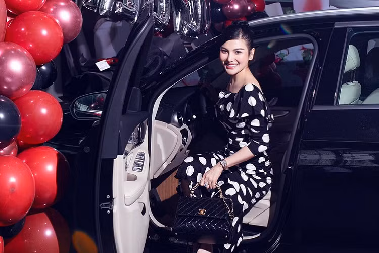 Nữ ca sĩ Lily Chen vẫn chọn màu đen làm bộ áo chính cho chiếc xe Mercedes-Benz GLC 200 mình mới mua và cô phối đầm cũng là tông màu tối kèm thêm các điểm nhấn màu trắng và ngoài ra là chiếc túi xách Chanel màu đen tông xuyệt tông với đầm và màu sơn xe. 