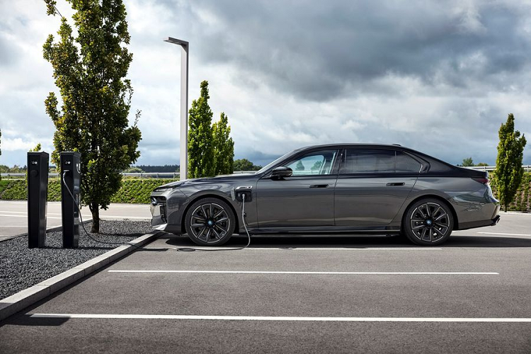 Biến thể plug-in hybrid thứ hai được đặt tên là M760e xDrive. Phiên bản này cũng bao gồm động cơ 3.0 lít 6 xi-lanh tăng áp, kết hợp với một động cơ điện nhưng cho công suất kết hợp mạnh hơn, lên đến 571 mã lực và mô-men xoắn cực đại 800 Nm. Xe có thể hoàn thành cú tăng tốc từ 0 lên 100 km/h trong vòng 4,3 giây.