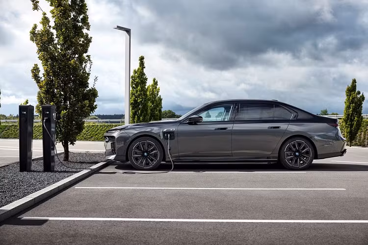 Biến thể plug-in hybrid thứ hai được đặt tên là M760e xDrive. Phiên bản này cũng bao gồm động cơ 3.0 lít 6 xi-lanh tăng áp, kết hợp với một động cơ điện nhưng cho công suất kết hợp mạnh hơn, lên đến 571 mã lực và mô-men xoắn cực đại 800 Nm. Xe có thể hoàn thành cú tăng tốc từ 0 lên 100 km/h trong vòng 4,3 giây.